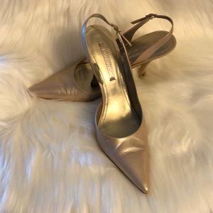 Nine W. slingback pump